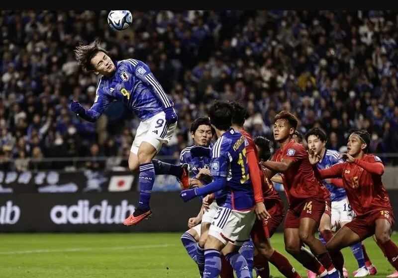 tiền đạo Ayase Ueda